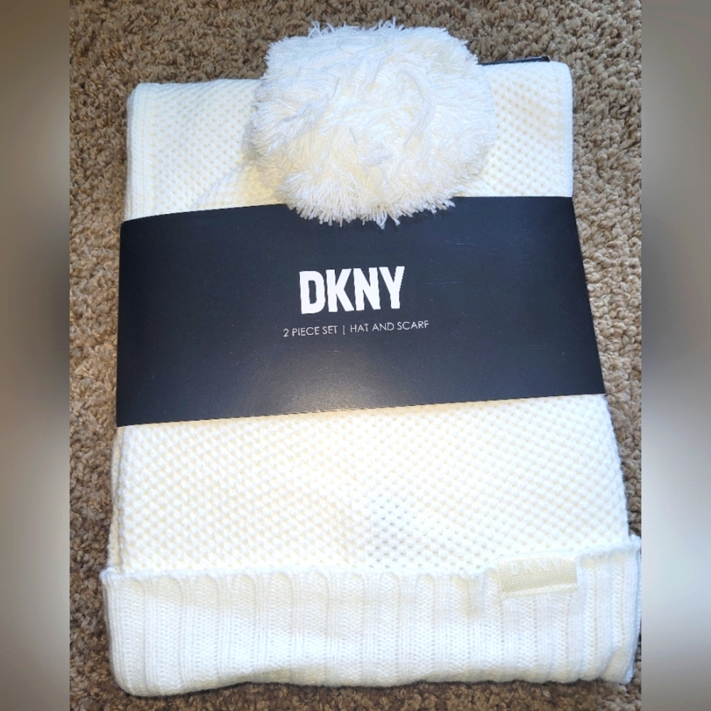 DKNY women's 2 piece winter hat & scarf set, new